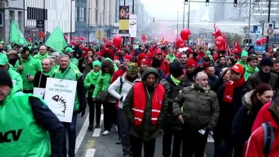 kemer sikma - Belçika'da çalışanlardan 'emeklilik' protestosu - BRÜKSEL Videosu