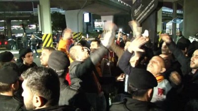 tezahurat - Galatasaray taraftarından havaalanı ve Florya’da protesto  Videosu