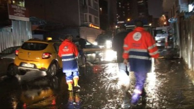  Şişli’de şiddetli yağmurla oluşan çukura 2 araç düştü 