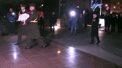 Başbakan Yıldırım, Haydar Aliyev Abidesi'ne çelenk bıraktı - NAHÇIVAN
