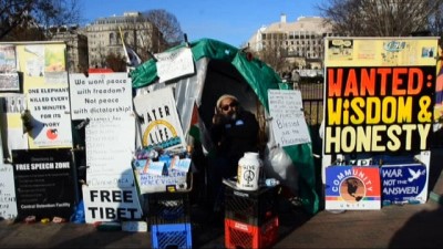 yabanci turist -  Beyaz Saray’ın Önünde 36 Yıldır Süren Protesto  Videosu