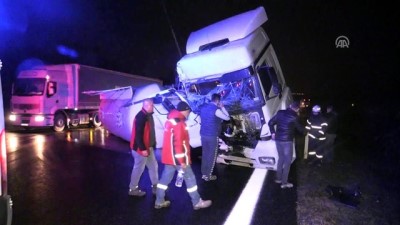 emniyet seridi - Çimento kamyonuyla kurtarıcı vinç çarpıştı: 1 yaralı - DÜZCE Videosu