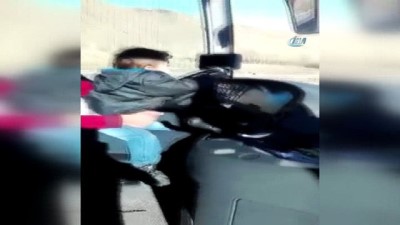 sehirlerarasi otobus -  Pes dedirten görüntü...Sorumsuz şoför şehirlerarası otobüsün direksiyonunu 5 yaşındaki çocuğa bıraktı  Videosu