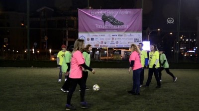 kadin futbolcu - 'Topuklu kramponlar' öğrenciler için sahaya çıktı - BURSA  Videosu