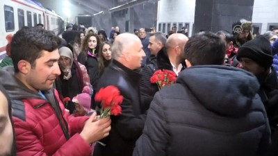 alabalik - Doğu Ekspresi yolcularına Kars'ta karanfilli karşılama - KARS Videosu