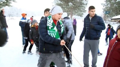 yaris -  Şehir merkezine kar yağmayınca Uludağ'a çıkıp kar üstünde yarış yaptılar  Videosu