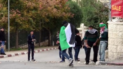 plastik mermi - Batı Şeria'daki gösterilere müdahalelerde Filistinli bir genç gözaltına alındı - RAMALLAH Videosu