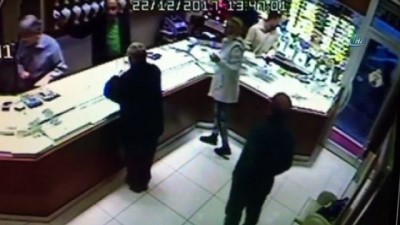 kadin hirsiz -  Kuyumcuda müşterinin çantasını böyle çaldılar... Kadın hırsızları esnaf yakaladı Videosu
