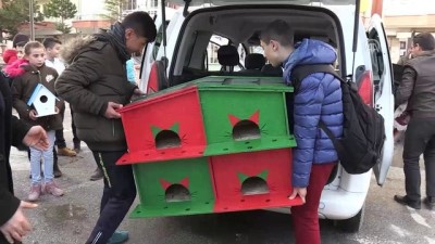 sokak hayvanlari - Öğrencilerden hayvanlara sıcak yuva - YOZGAT  Videosu