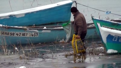 hafta sonu tatili -  Beyşehir Gölü’nde avlanmaya kar molası Videosu