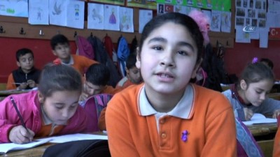 sinif ogretmeni -  Sınıf arkadaşlarının tercümanlığını 9 yaşındaki Suriyeli Ragat yapıyor  Videosu