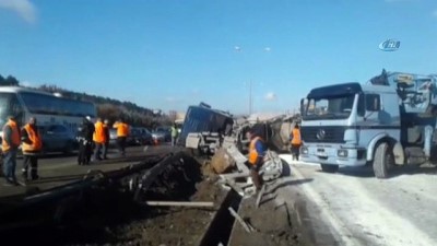 trol -  TEM’de devrilen tır yolu trafiğe kapattı  Videosu