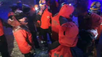 kar kalinligi -  Uludağ'da nefes kesen kurtarma operasyonu... Mahsur kalan 5 dağcı kurtarıldı  Videosu
