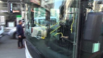 alabalik -  Gaz pedalı takılı kalan belediye halk otobüsü 9 araca çarptı  Videosu