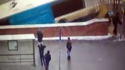 metro istasyonu -  - Rusya'da Otobüs Kalabalığın Arasına Daldı: 5 Ölü  Videosu