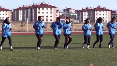 futbol takimi - Şampiyonluk kupasını 'Uçan Kız' için kaldırmak istiyorlar - AĞRI  Videosu