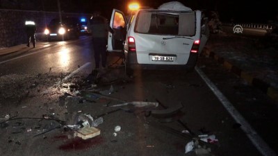 Tıra çarpan minibüsün sürücüsü yaralandı - KARABÜK 