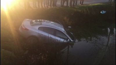 bogulma tehlikesi -  Otomobil su kanalına uçtu, sürücüyü vatandaşlar kurtardı Videosu
