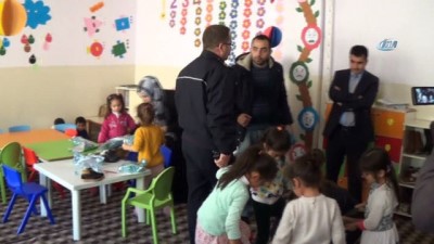 kullar -  Şemdinli polisi öğrencileri sevindirdi  Videosu