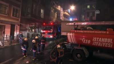 itfaiyeciler - Beyoğlu'nda üç katlı binada yangın - İSTANBUL  Videosu