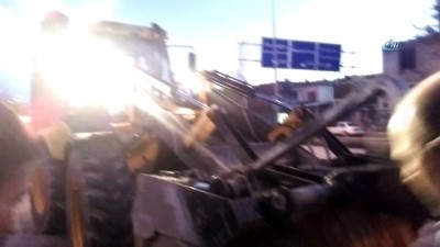 damperli kamyon -  Kamyon seyir halindeyken yol çöktü  Videosu