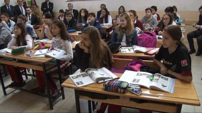 iletisim -  Sınıftan içeri 'Çat Kapı' Mehmet Akif Ersoy girdi  Videosu