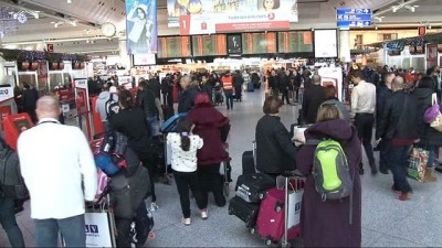 kadin basketbol takimi -  Havalimanında yılbaşı yoğunluğu... Liglere ara verilmesi nedeniyle futbolcular ülkelerine gitti  Videosu