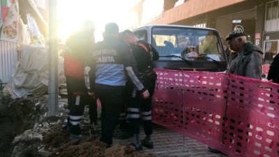 İnşaatın kazı alanına düşen kedi kurtarıldı - BURDUR