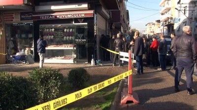  İzmir'de kuyumcuya saldırı...Kuyumcu direnince ayağına sıkıp kaçtılar 