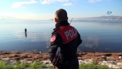 korfez -  Kıyıda ekipler, denizde kaçak midye avcıları... Polis ve zabıta ekiplerini gören avcılar denize kaçtı  Videosu