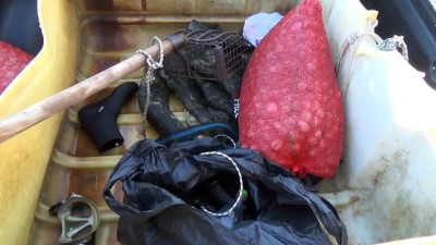 korfez -  Kıyıda ekipler, denizde kaçak midye avcıları... Polis ve zabıta ekiplerini gören avcılar denize kaçtı  Videosu