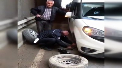 sosyal paylasim sitesi -  Polis yolda kalan vatandaşın lastiğini değiştirdi Videosu