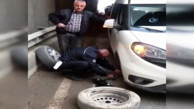 trafik polisi -  Polis yolda kalan vatandaşın lastiğini değiştirdi Videosu