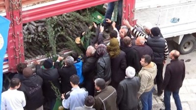  'Yılbaşında ağaç kesme fidan dik' kampanyası kapsamında 10 bin fidan dağıtıldı 