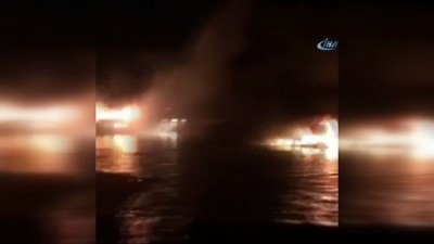 elektrik kontagi -  Alaçatı Port’ta yanan ilk teknenin görüntüleri ortaya çıktı  Videosu