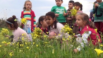  Antalya'da kış mevsiminde çocuklar bahar havasını çiçek toplayarak değerlendirdi 