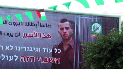 demir parmaklik - Kassam Tugayları'ndan 'esir İsrail askeri Şaul' afişi - GAZZE Videosu