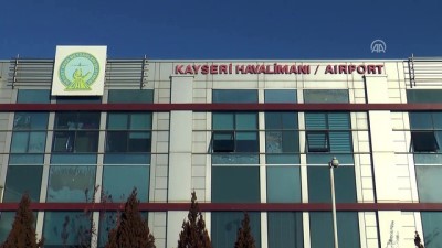 yerli turist - Rus turistler Kayseri'de karanfillerle karşılandı  Videosu