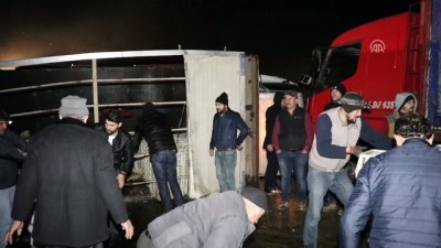 guzergah - Devrilen kamyondaki tavuklar yola saçıldı - BOLU  Videosu