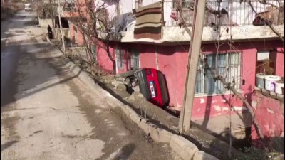 istinat duvari - Otomobil evin bahçesine devrildi: 1 yaralı - KIRIKKALE Videosu