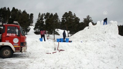itfaiye araci - Sarıkamış şehitlerinin kardan heykelleri yapılıyor - KARS Videosu