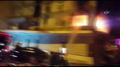 mahsur kaldi -  Yangını vatandaş, polis ve itfaiye ekipleri söndürdü  Videosu