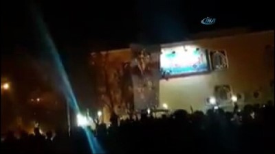  İran’da Tansiyon Yüksek :2 Ölü
- Protestocular Hamaney Posterlerini Parçaladı 