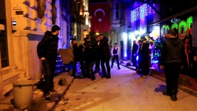 dayak -  İstiklal’de gece kulübü bodyguardlarından sarhoş kişiye tekme tokat dayak kamerada Videosu