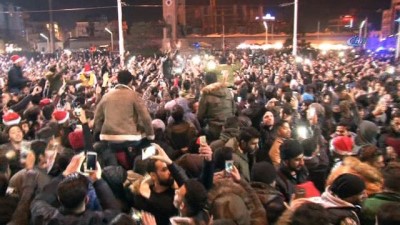  Taksim'de vatandaşlar yeni yıla böyle girdi