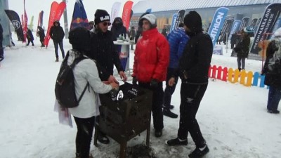 kar surprizi -  Uludağ'da dans ederek ısındılar  Videosu