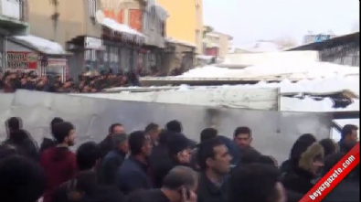 Ağrı’da sebze halinin çatısı çöktü