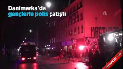 polise saldiri - Kopenhag'da gençler polisle çatıştı  Videosu