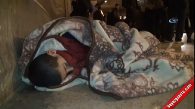 taksim - Taksim’de battaniye sarılı uyuyan çocuk yürekleri sızlattı  Videosu