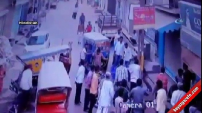 hindistan - Trafikte tartıştığı adamı öldürdü  Videosu